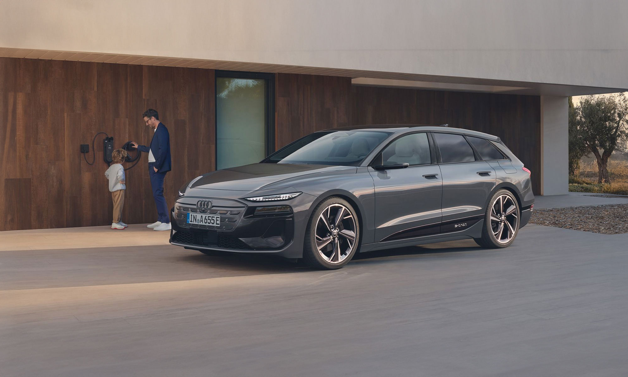 L'Audi A6 Avant e-tron unisce la tradizionale raffinatezza e il comfort di un’Audi Avant con l’innovazione della mobilità elettrica.