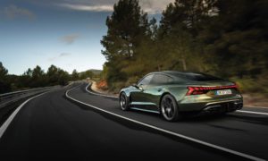 La piattaforma J1, sviluppata da Audi, è progettata per offrire prestazioni estreme e una ricarica ultra-rapida.